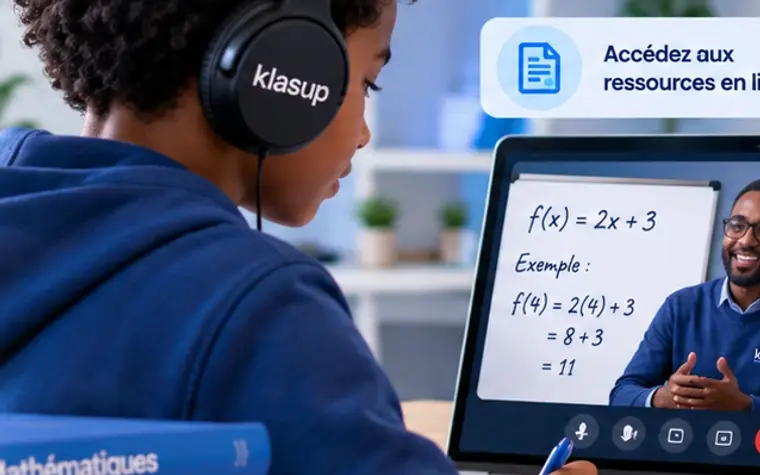 Un élève suit un cours en visioconférence, casque sur les oreilles, en prenant des notes.